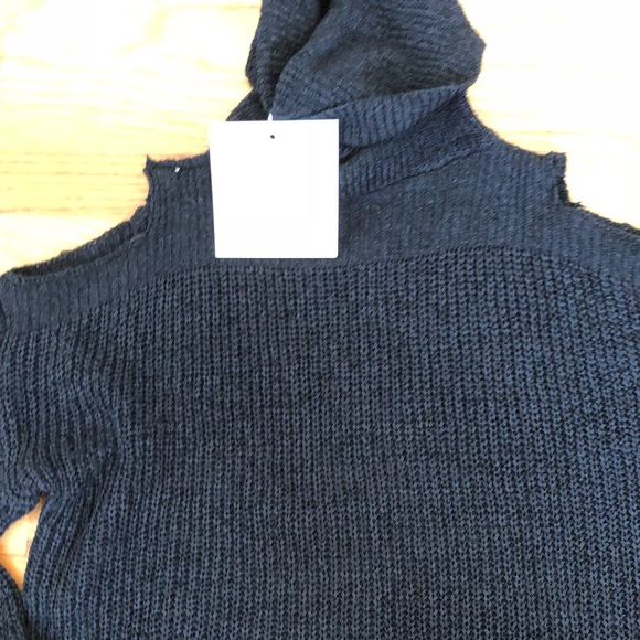 Reverse Turtleneck coldshoulder knit tunic sweater - Picture 5 of 7